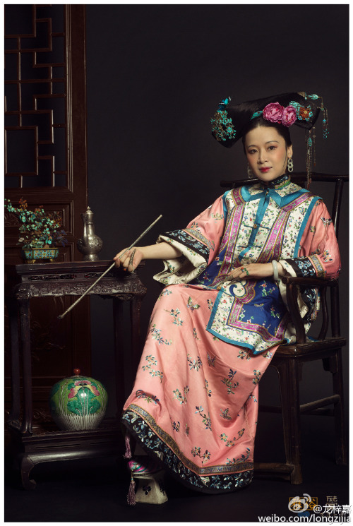 Authentic Qing dynasty fashion by 龙梓嘉. Clothes,jewelry, furniture and decorates in photos are all an