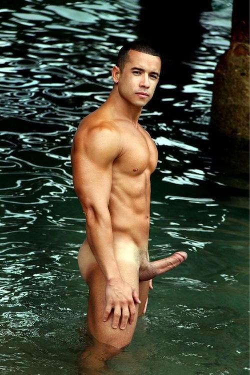 chelseabanker:  HUNK WITH A MONSTERBONER