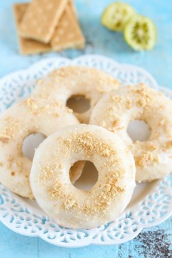 foodffs:  BAKED KEY LIME PIE DONUTSReally