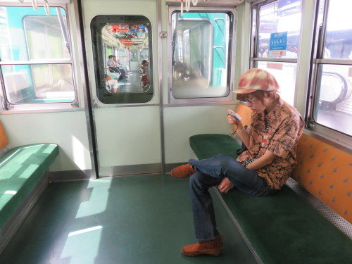 京阪電車の中 in the Keihan line for local in Japan