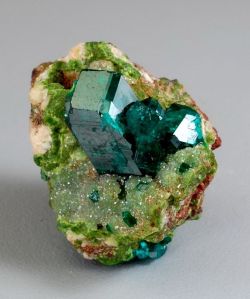 ibrain-aneurysm:  sixpenceee:  The above is dioptase on duftite and calcite. (Source)  Thats super pretty. I found a new favorite crystal. 