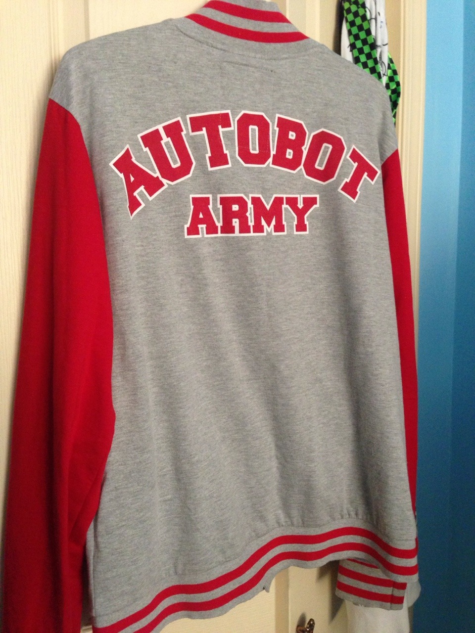 bluenovasart:  ♪I love ma Autobot jacket~ (  /^3^)/♪ ♪I love ma Autobot jacket~\(^w^\