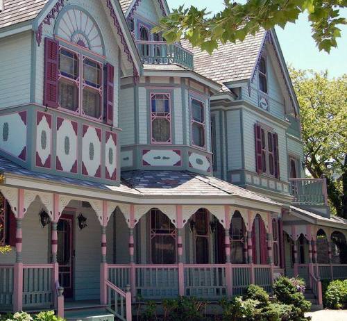 catastrophic-cuttlefish:Dreamy Victorian Houses - Part 4