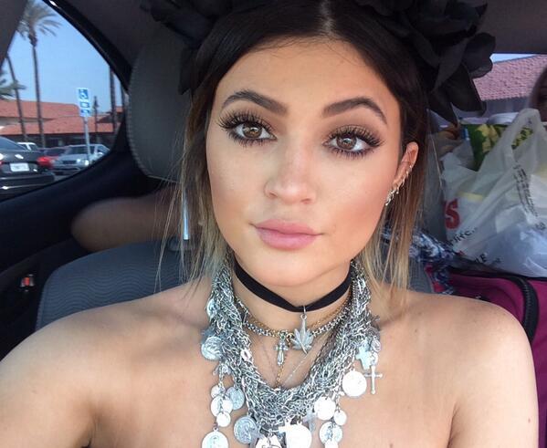 Kylie Jenner está grávida do cunhado afirma site
Eita que a família Kardashian nunca perde a oportunidade de criar polêmicas e dessa vez não foi diferente isso porquê um site internacional afirma que Kylie Jenner está grávida de Scott Disick.