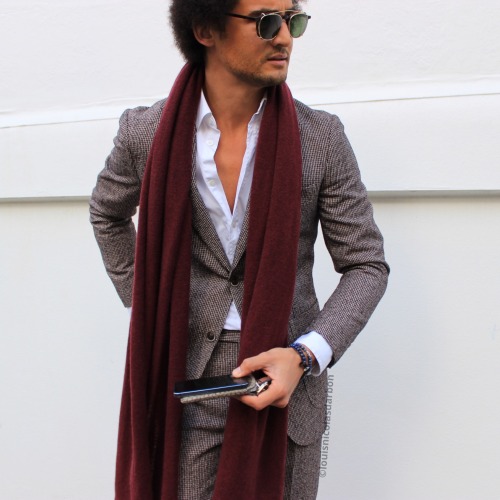 Burgundy details. Check out more outfits inspiration at www.louisnicolasdarbon.com Instagram: @louis