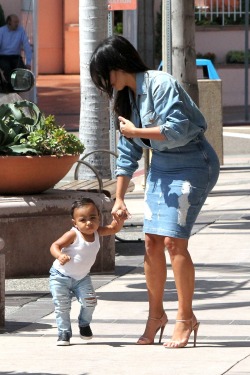 fashionandlouboutins101:  kimkanyekimye:  Kim &amp; North walking around La Jolla, CA 8/21/14   XIXI