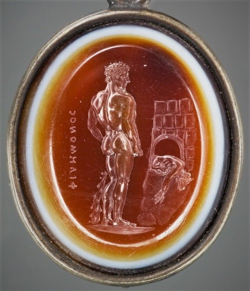 pipouch: Cameo: Theseus looks at the slayed minotaur, 1st c. BCE