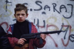 kosarina:Patrick Chauvel.Bosnian children play war games in the street of Sarajevo.February 01, 1993.