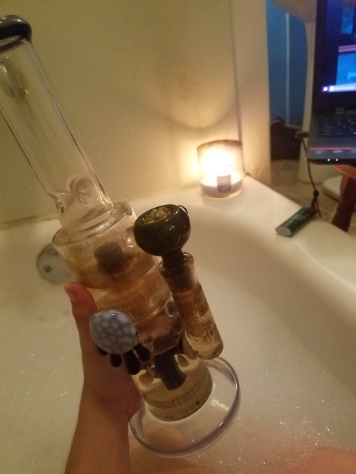 bre-is-stoned:Bongs and bubble baths