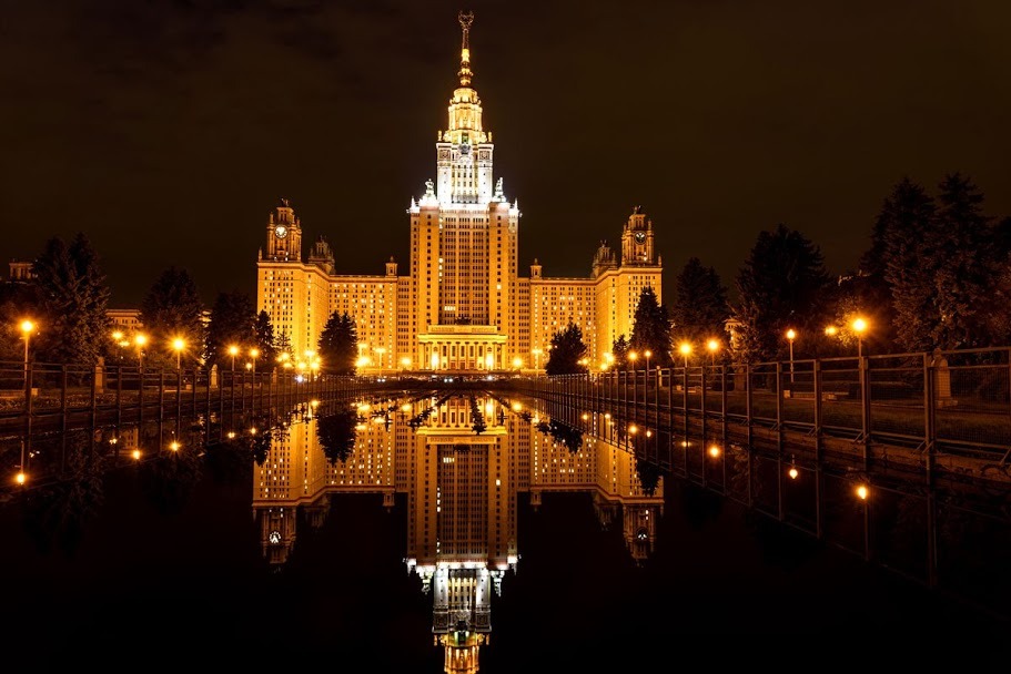 Мгу света. Москва фонтан МГУ. МГУ подсветка. Москва красавица МГУ. Ночной МГУ Москва.