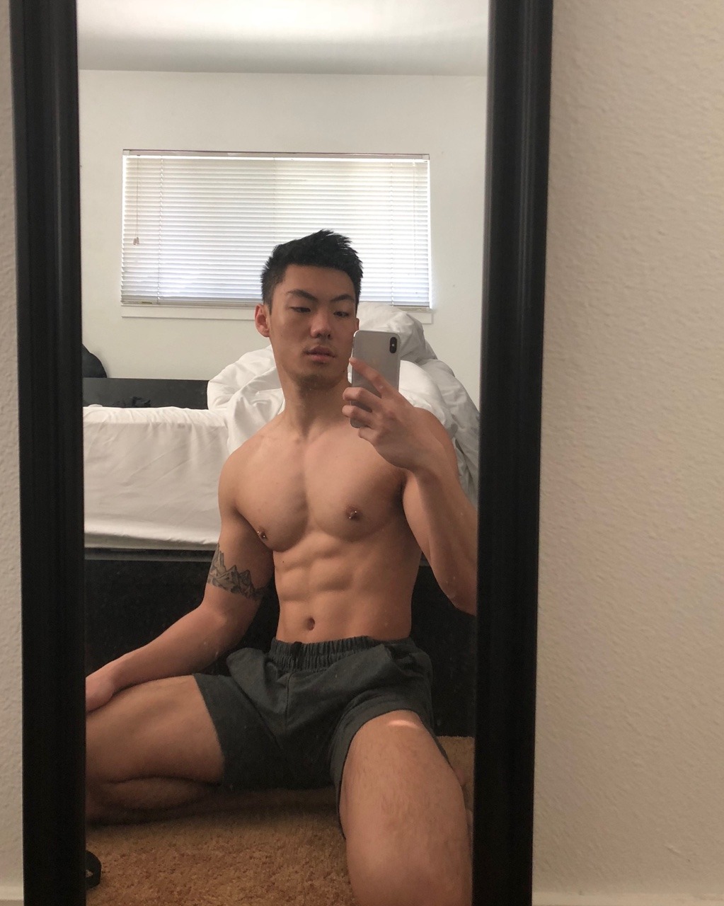 princeofseattle:  I got got a sunburn on my back yesterday :)
