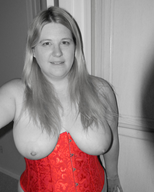 voluptuousddcurves:  From our first photo session together. I love under bust corsets! 