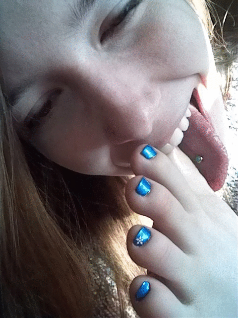 horny-adorkable: piedipassione: She’s so sexy, i would do anything to kiss that perfect feet..