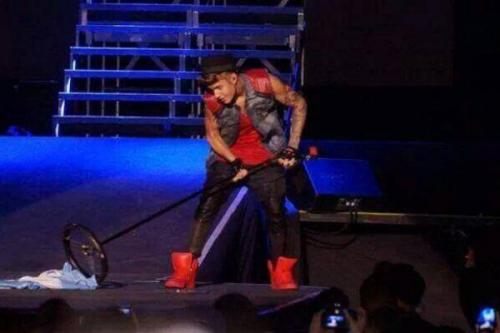 cosmic-giganticat:letmywingstakemeaway:batou:Justin Bieber has outraged fans in Argentina by kicking