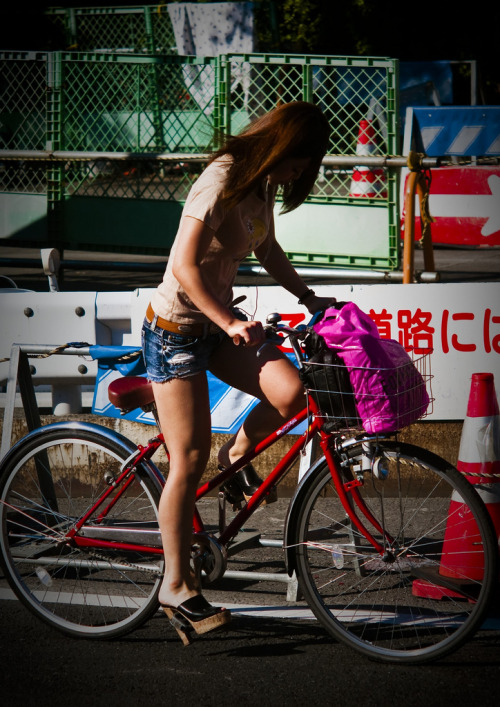 delightfulcycles: Denim shorts and high heels (by mike cash)