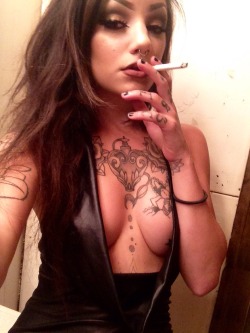 sexysmokingbabes18:  handcock69:  Sexy Smoker