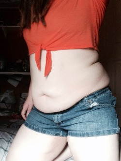 bellygoddess:  Crop tops and big bellies