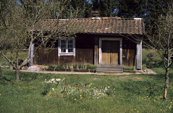 furtho:Björn Allard’s photograph of a small farmhouse in Smedsbo, Sweden, 1961 (via Swedish Heritage Board)