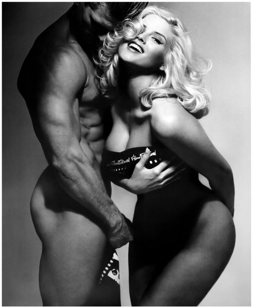 robertocustodioart:Anna Nicole Smith by Victor Skrebneski 1988