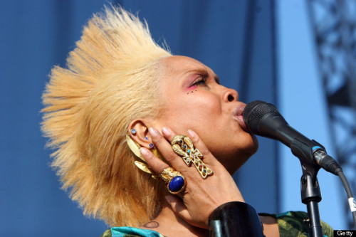 thesearetheaxes:  chizohfro:  smoothzone:  “Erykah Badu’s Do”  Mama.  ma wife is so fine and creative y’all.   