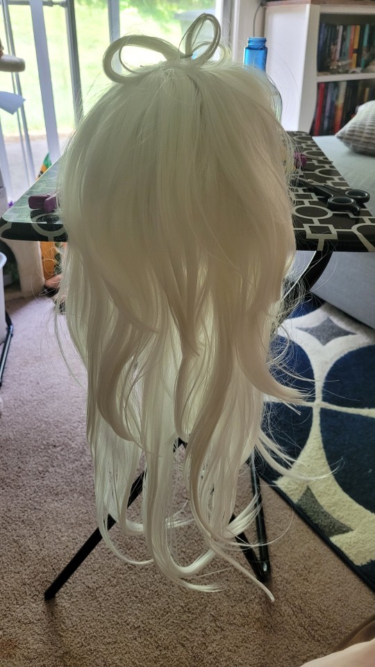 I've been struggling at this wig for a while 😅 I'm trying to do Yami Bakuras hair but it's hard to get defined spikes, so I'