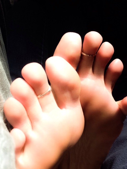 mikelovesfeet: music-lover-3: May the light shine on my soles So sexy looking. I love to have them i