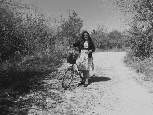 en el campo :3 con la bicicleta 