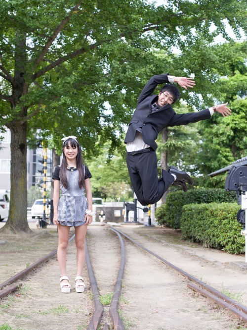 uglythieves:hohentai:Dads jumping next to their daughters is Japan’s latest amazing