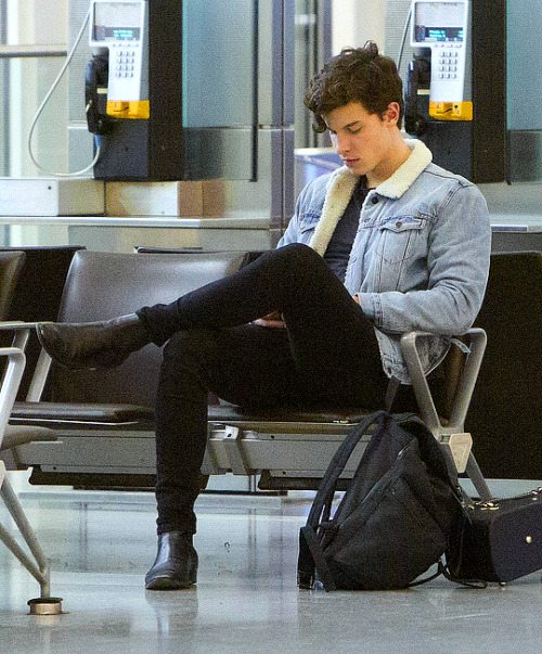 thedailyshawnmendes: Shawn at Toronto airport 11/01/18