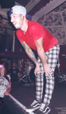 twentyonetrees:   Josh Dun sizing up his backflip@ Deaf Institute, Manchester UK20th August 2013  ~ 