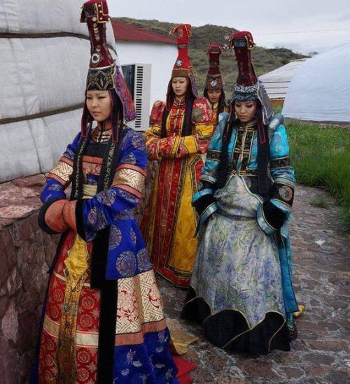 Tuvans are an indigenous people of Siberia, they speak tuvan, a turkic language. Girls in traditiona