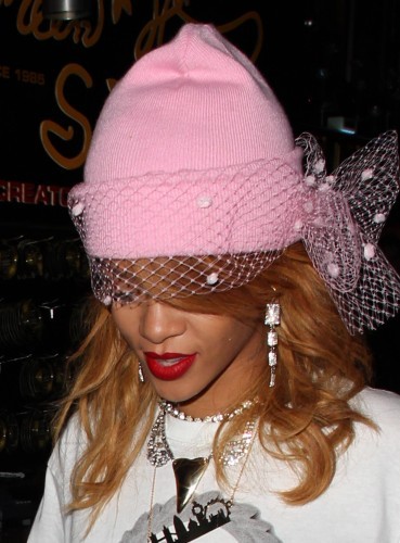 chriannanews:  22 JUNE ~ RIHANNA AT A COFFEE SHOP IN AMSTERDAM