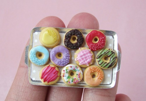 rright-meow:  proud-to-be-geek:  Fimo miniature food Im strangely aroused by this  THINGS THAT ARE THE WRONG SIZE MAKE ME SO HAPPY