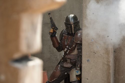 demifiendrsa: The Mandalorian logo and new photos. Series premieres on November 12, 2019 on Disney+.