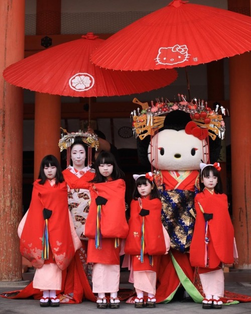 geimei: March 2018: Aoi-Tayū and her kamuro next to a Hello-Kitty-Tayū with her own kamuro during a 