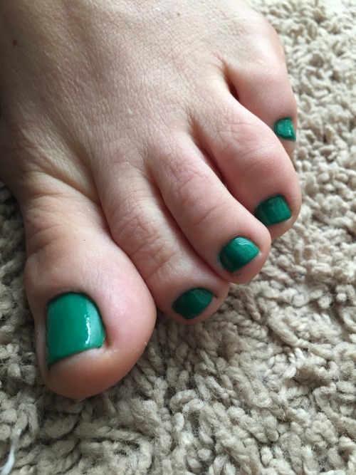 opentolife37: New Christmas green pediLove this color on my sexy little toes 