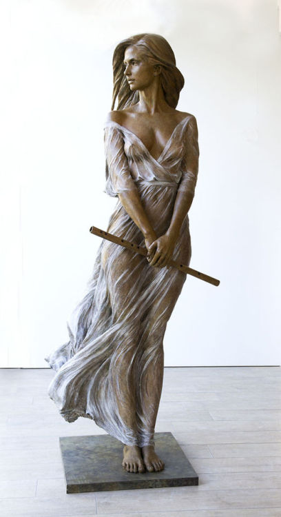 Sensual Sculpture That Celebrates The Beauty of WomenLuo Li Rong is wildly attracted to the style an