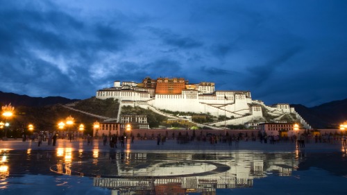 “ L'architettura non deve essere come la scultura. Deve essere scultura. “  Cit.(L’edificio in foto 