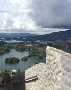 #guatape #pueblo #Colombia #elpenol #elpeñol #bigassrock almost to part 1 of the top there is a lower top and then a tippy tippy top top 😆  #Colombia #SouthAmerica #🇨🇴 #lost #lostnachos #lostnachos2017