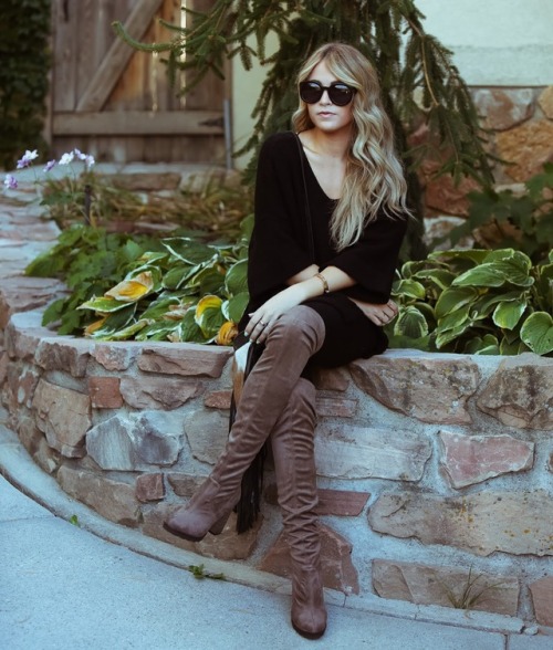 Fashion blogger Cara Van Brocklin from caraloren in Free People &lsquo;North Star&rsquo; Over the Kn