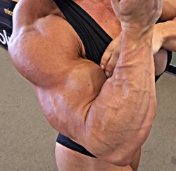 Jeez her traps, shoulders, and biceps are just spot on&hellip; Let&rsquo;s not forget her forearms..