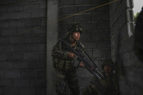 militaryarmament:Philippine Soldiers and Marines clearing the streets of Marawi city of ISIS-linked 