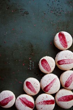 intensefoodcravings:  Raspberry and Pink Peppercorn Macarons