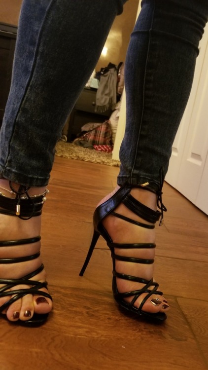 salntandslnner:But strappiest high heel sandals! From www.the-lexa.tumblr.com Wowness! Those are som