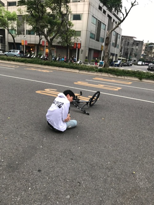 2017.04.17 Aaron Yan on the set of “Kiss Love and Taste” in Taiwan|| via (董雪fighting)