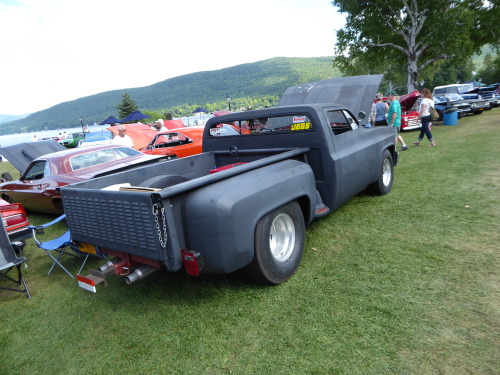 fromcruise-instoconcours:  Chopped Chevy pickup with a boatload of attitude