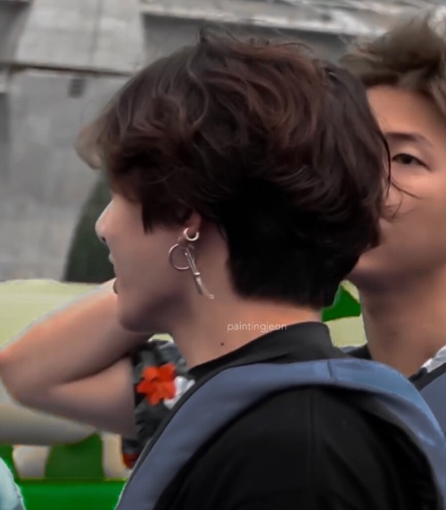 OMG LOOK HIS HAIR 