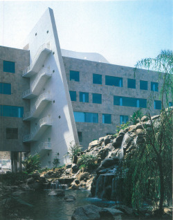 80sretroelectro:   Banco de Crédito del Perú  campus, Lima. 1988Scan 4