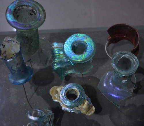 greek-museums:Museum of the Roman Forum (Thessaloniki):Fragments from colourful glass vessels. The g