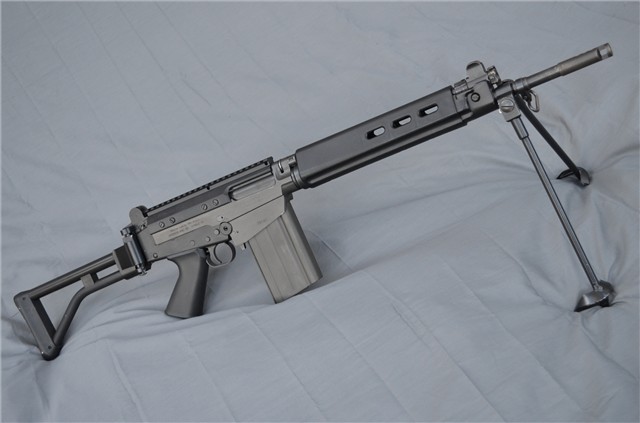 gunrunnerhell:  FAL Paratrooper Due to the recoil system of the FAL, swapping in